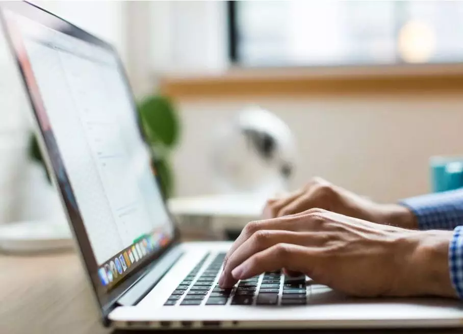 Cara download aplikasi Play Store di laptop © 2022 brilio.net