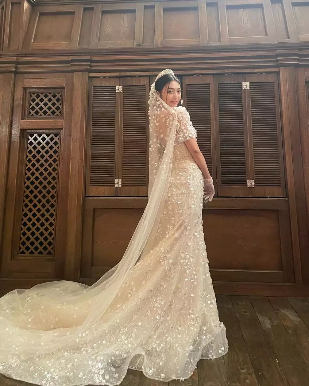 Pesona Joy Red Velvet pakai gaun pengantin © Instagram