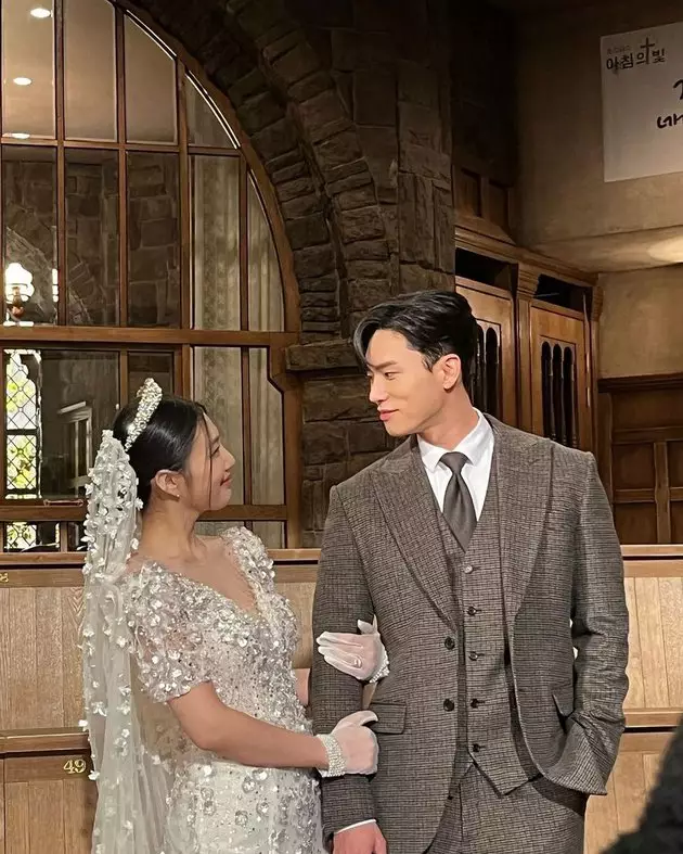 Pesona Joy Red Velvet pakai gaun pengantin © Instagram