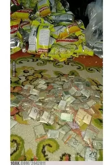 momen ada hadiah di makanan lucu © 1cak.com momen ada hadiah di makanan lucu © 1cak.com