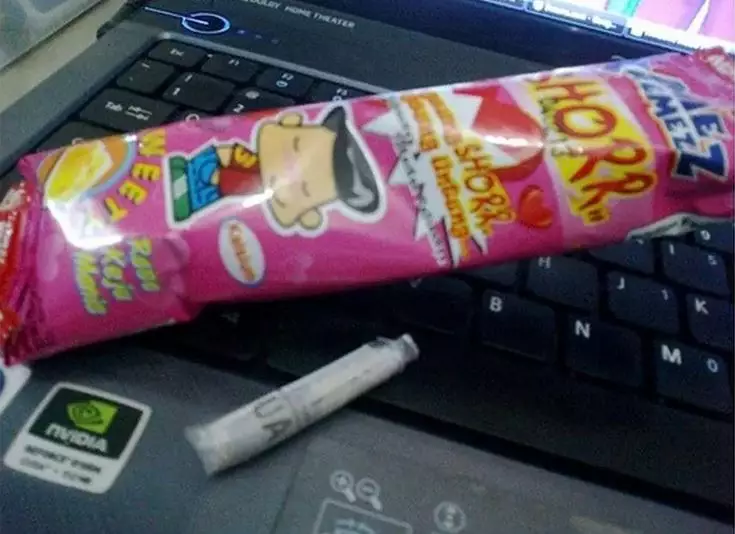momen ada hadiah di makanan lucu © 1cak.com momen ada hadiah di makanan lucu © 1cak.com