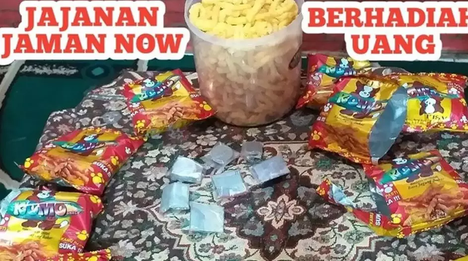 momen ada hadiah di makanan lucu © 1cak.com momen ada hadiah di makanan lucu © 1cak.com