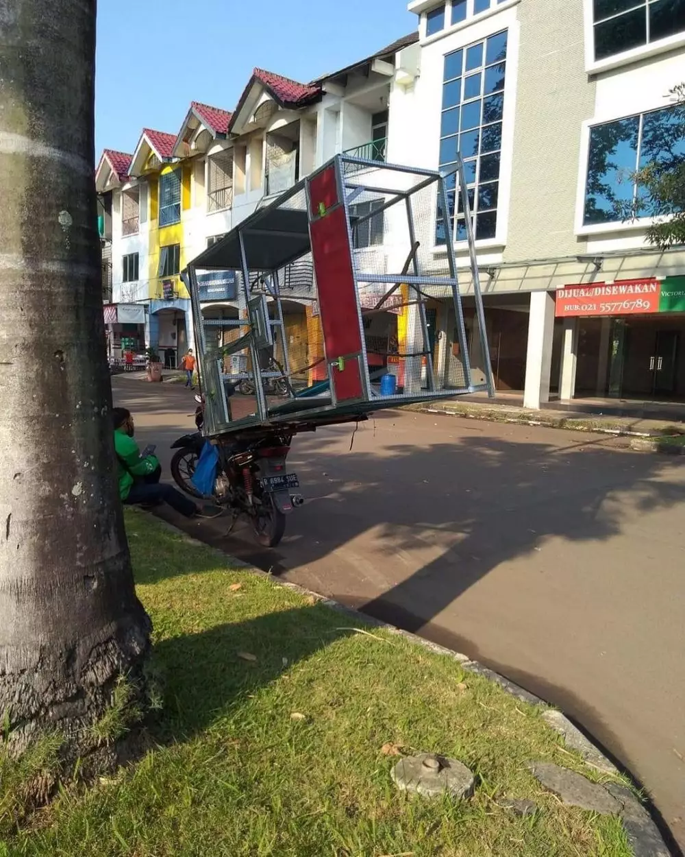 driver ojek online bawa barang pelanggan © Instagram driver ojek online bawa barang pelanggan © Instagram