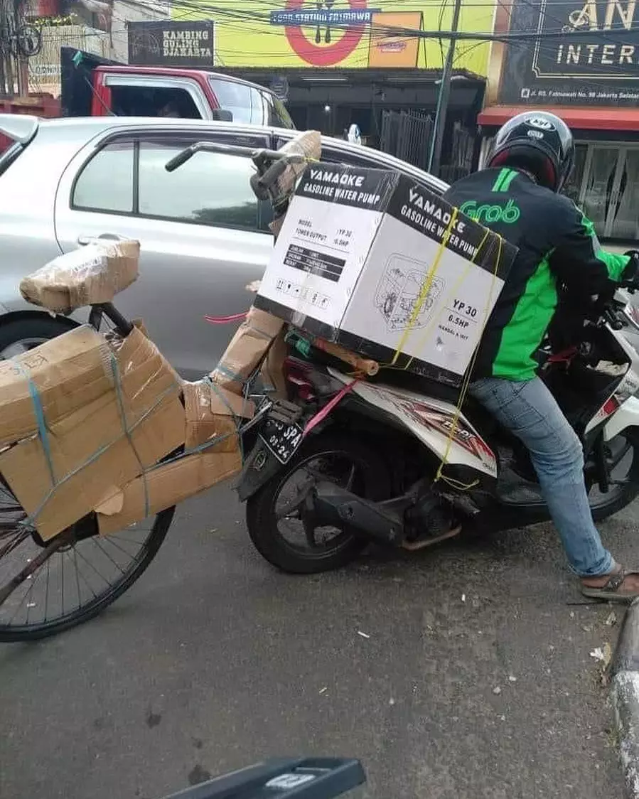 driver ojek online bawa barang pelanggan © Instagram driver ojek online bawa barang pelanggan © Instagram