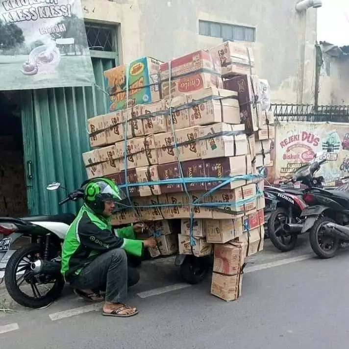 driver ojek online bawa barang pelanggan © Instagram driver ojek online bawa barang pelanggan © Instagram