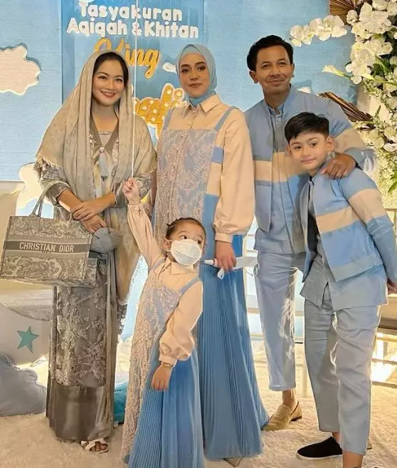 Momen akikah dan khitan anak Fairuz A Rafiq © berbagai sumber