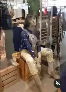 potret kocak manekin di perbelanjaan  © 2022 berbagai sumber 