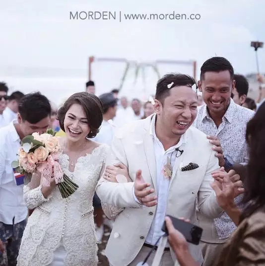Momen seleb menikah di pinggir pantai © berbagai sumber Momen seleb menikah di pinggir pantai © berbagai sumber