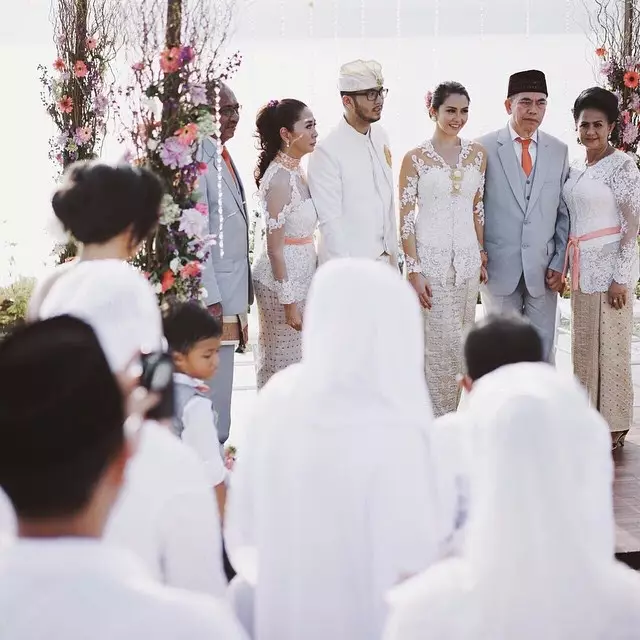 Momen seleb menikah di pinggir pantai © berbagai sumber Momen seleb menikah di pinggir pantai © berbagai sumber