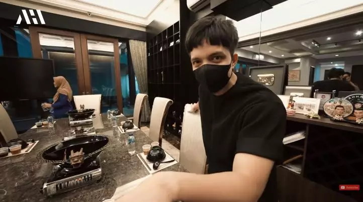 momen fuji dinner bareng keluarga the hermansyah © YouTube