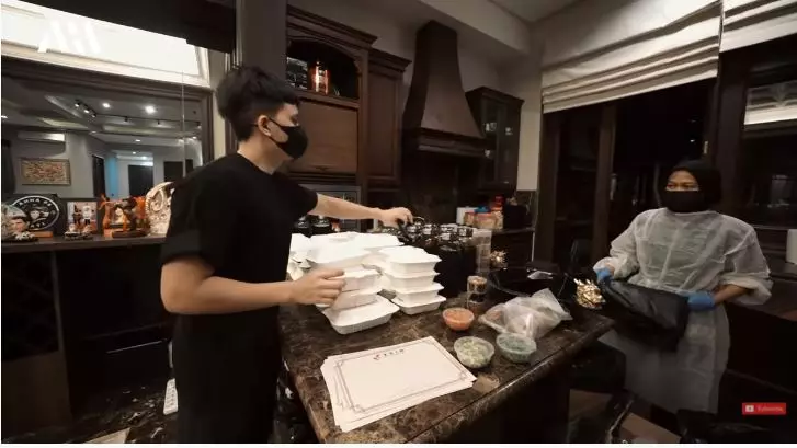 momen fuji dinner bareng keluarga the hermansyah © YouTube