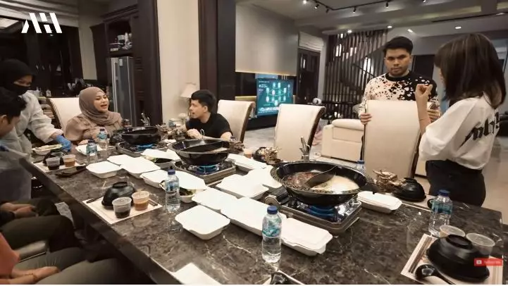 momen fuji dinner bareng keluarga the hermansyah © YouTube