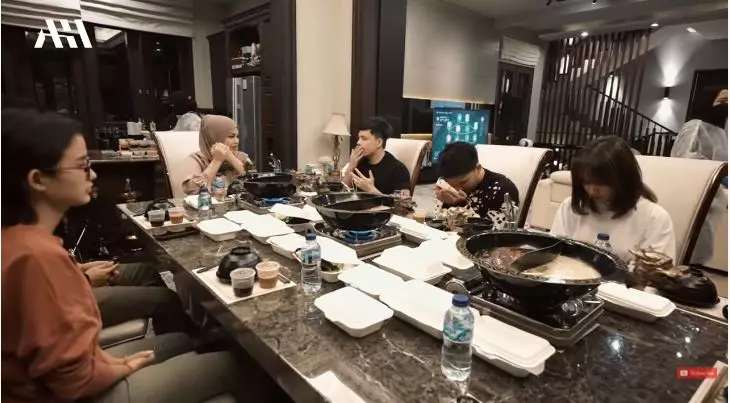 momen fuji dinner bareng keluarga the hermansyah © YouTube