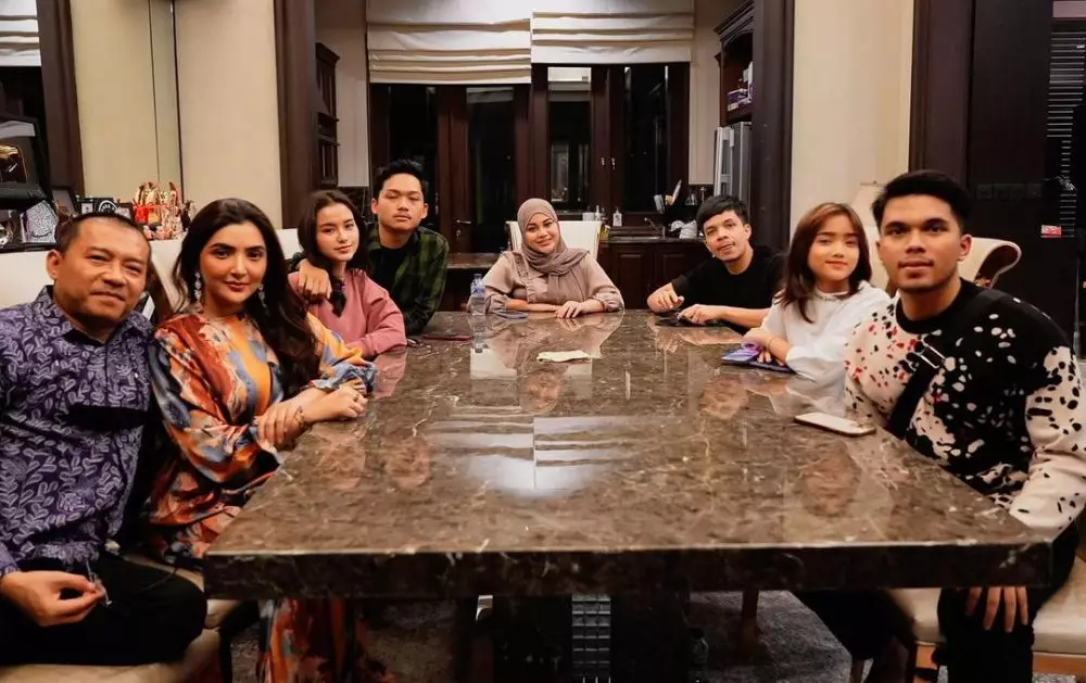 momen fuji dinner bareng keluarga the hermansyah © YouTube