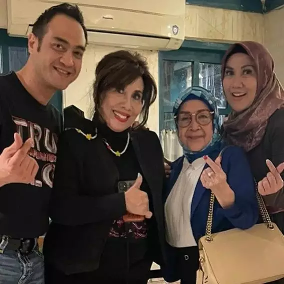 potret kedekatan ferry irawan dan ibu venna melinda © instagram potret kedekatan ferry irawan dan ibu venna melinda © instagram