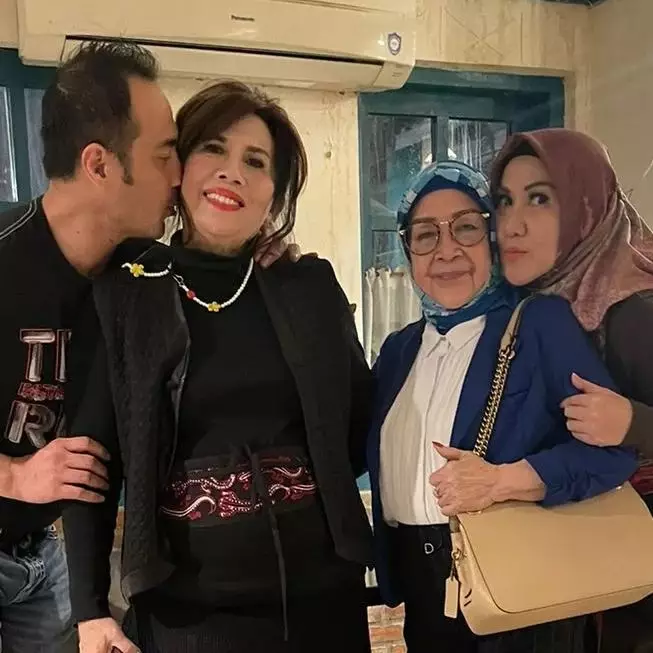 potret kedekatan ferry irawan dan ibu venna melinda © instagram potret kedekatan ferry irawan dan ibu venna melinda © instagram