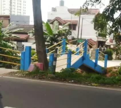 bangunan di jalan malah bikin bingung © Instagram bangunan di jalan malah bikin bingung © Instagram