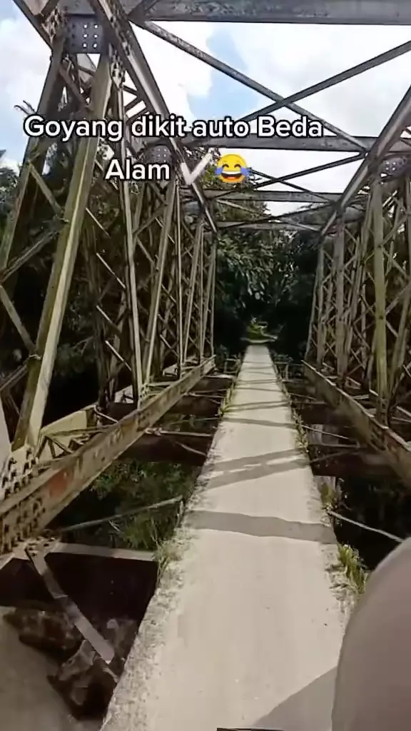 bangunan di jalan malah bikin bingung © Instagram bangunan di jalan malah bikin bingung © Instagram