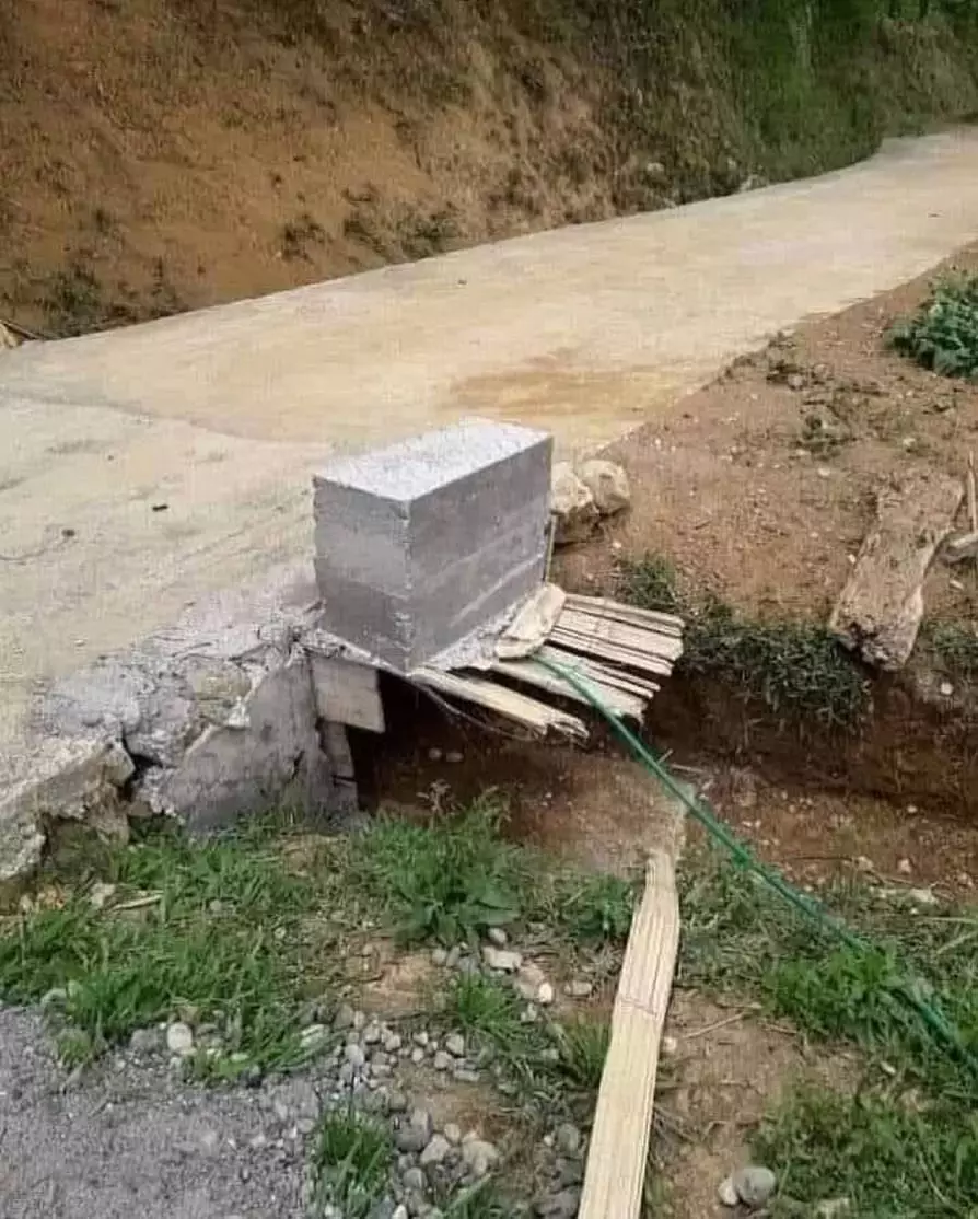 bangunan di jalan malah bikin bingung © Instagram bangunan di jalan malah bikin bingung © Instagram