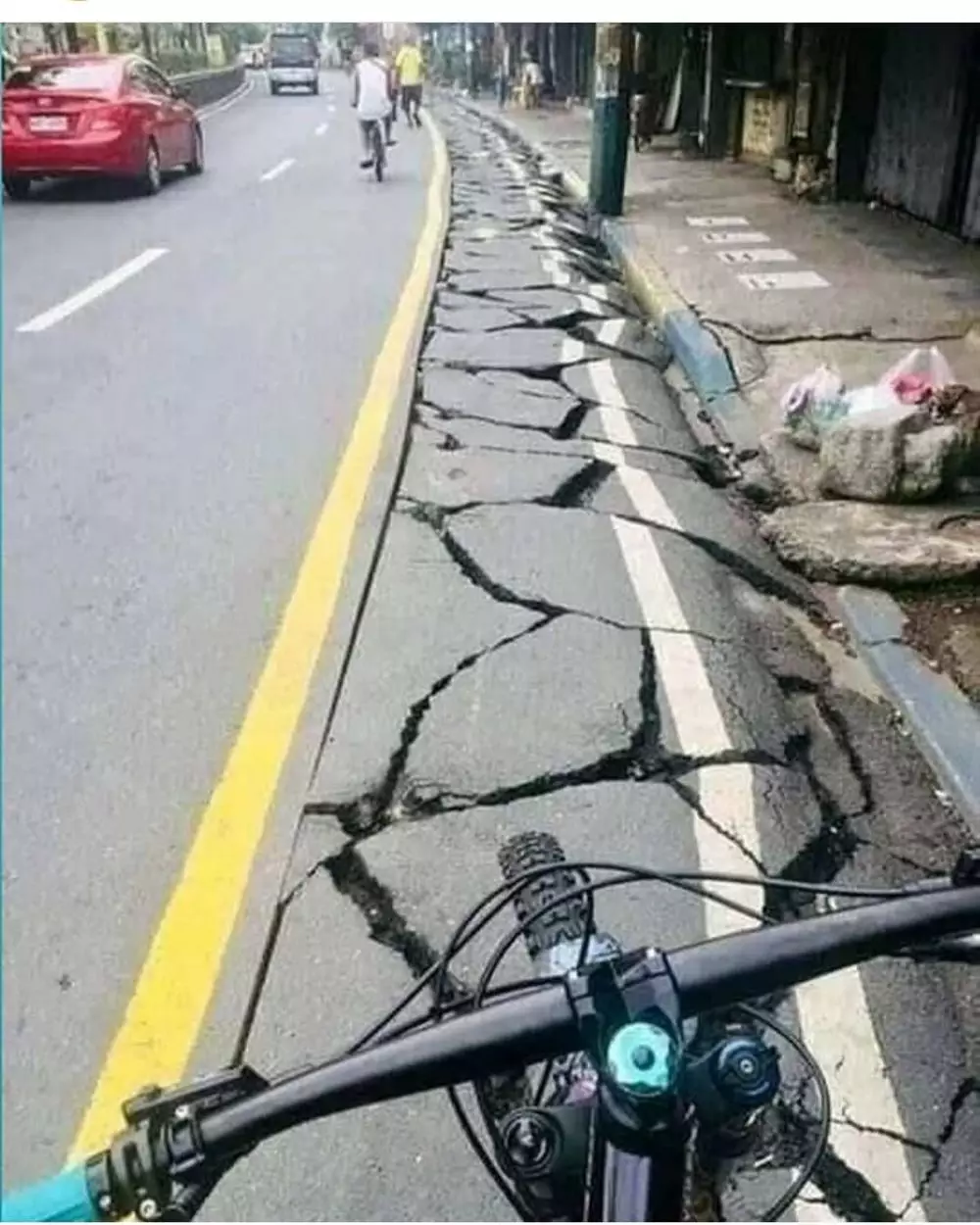 bangunan di jalan malah bikin bingung © Instagram bangunan di jalan malah bikin bingung © Instagram