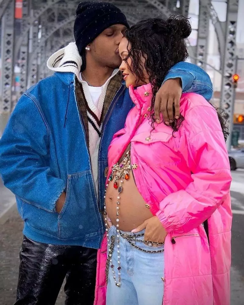 Rihanna hamil anak pertama Berbagai sumber