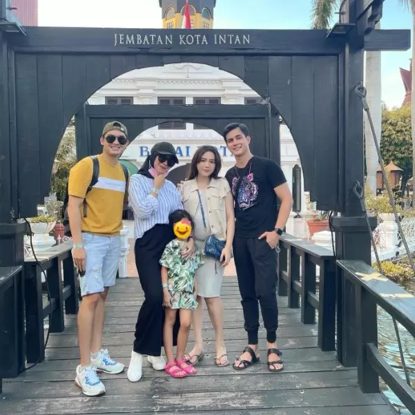 potret Carlo Milk jadi suami siaga © Instagram