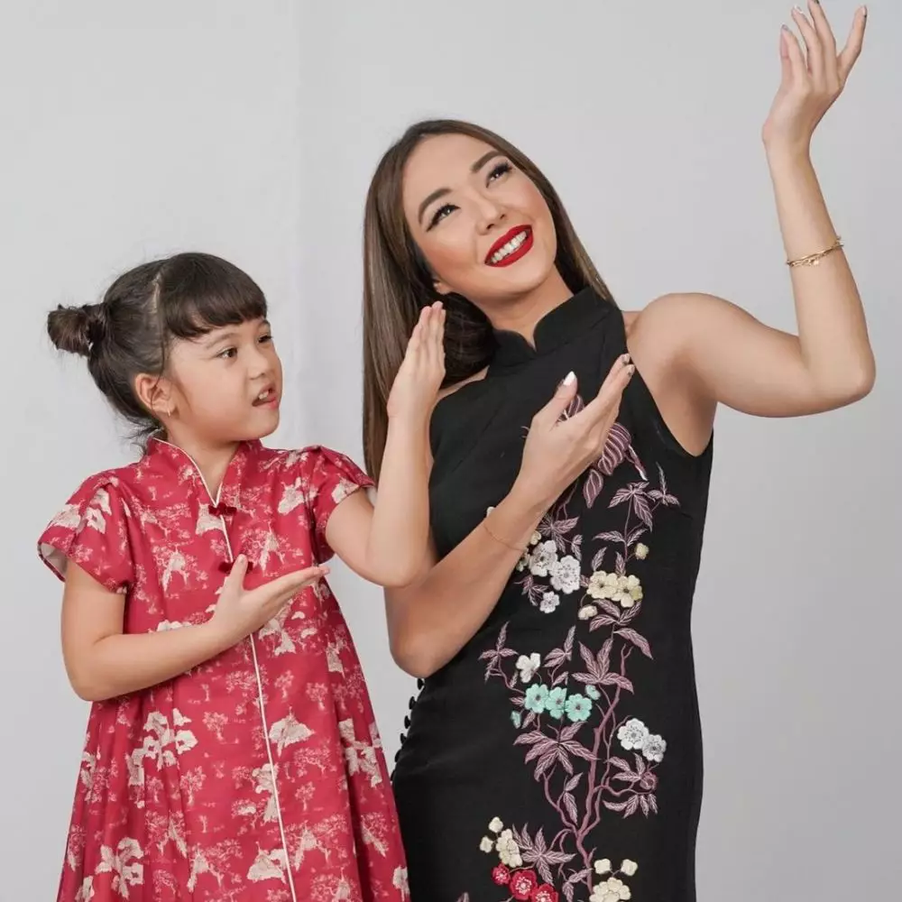 gaya gisella anastasia dalam nuansa imlek © instagram