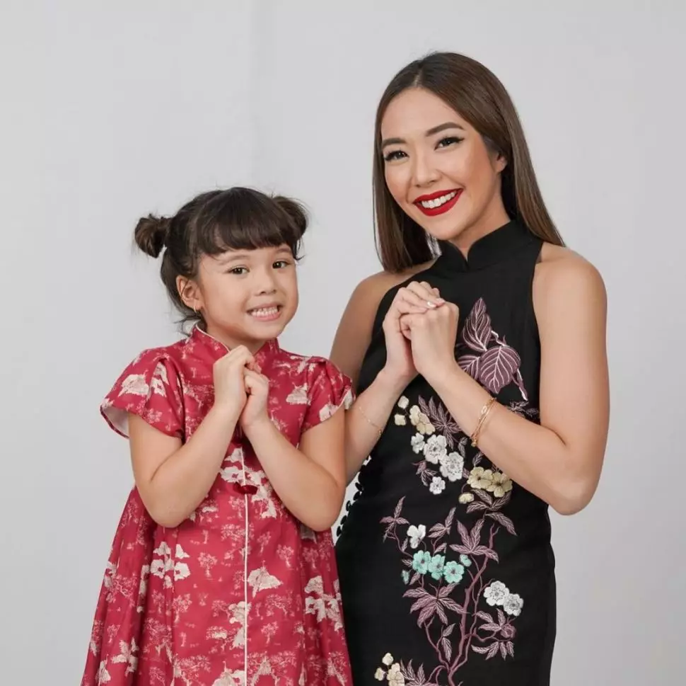 gaya gisella anastasia dalam nuansa imlek © instagram
