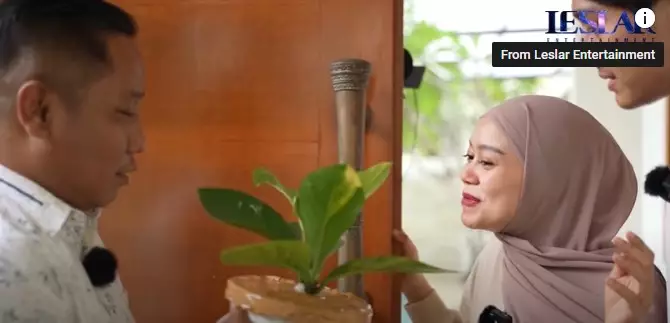 Momen Narji jenguk anak Lesty Kejora © YouTube Momen Narji jenguk anak Lesty Kejora © YouTube