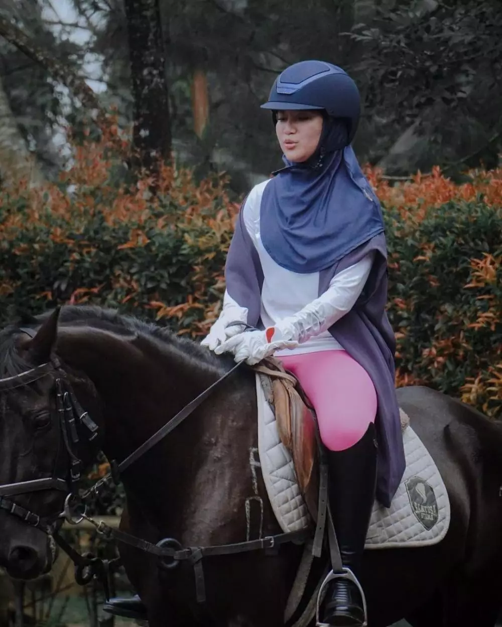 Gaya seleb berhijab saat berkuda Instagram