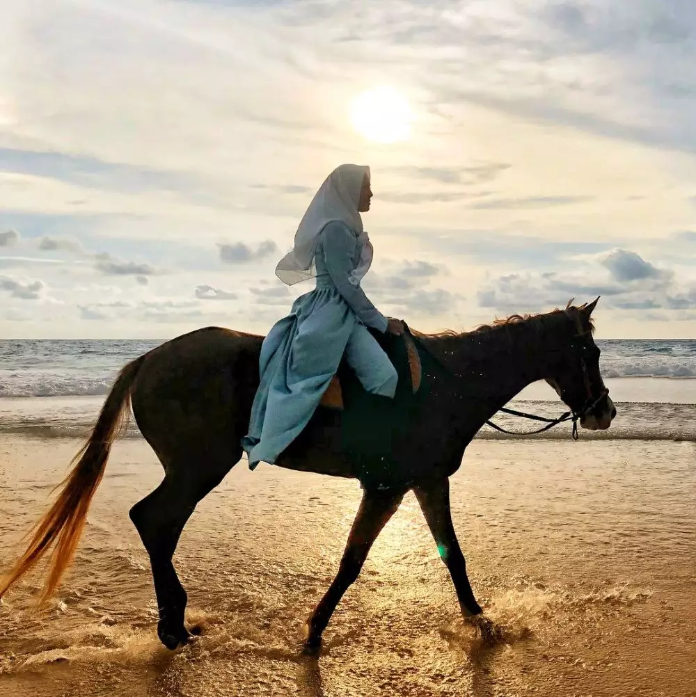 Gaya seleb berhijab saat berkuda Instagram