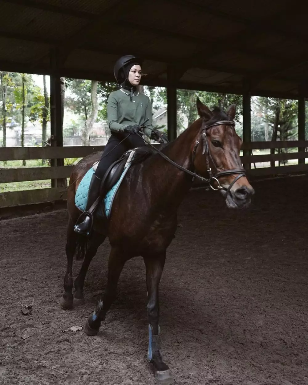 Gaya seleb berhijab saat berkuda Instagram