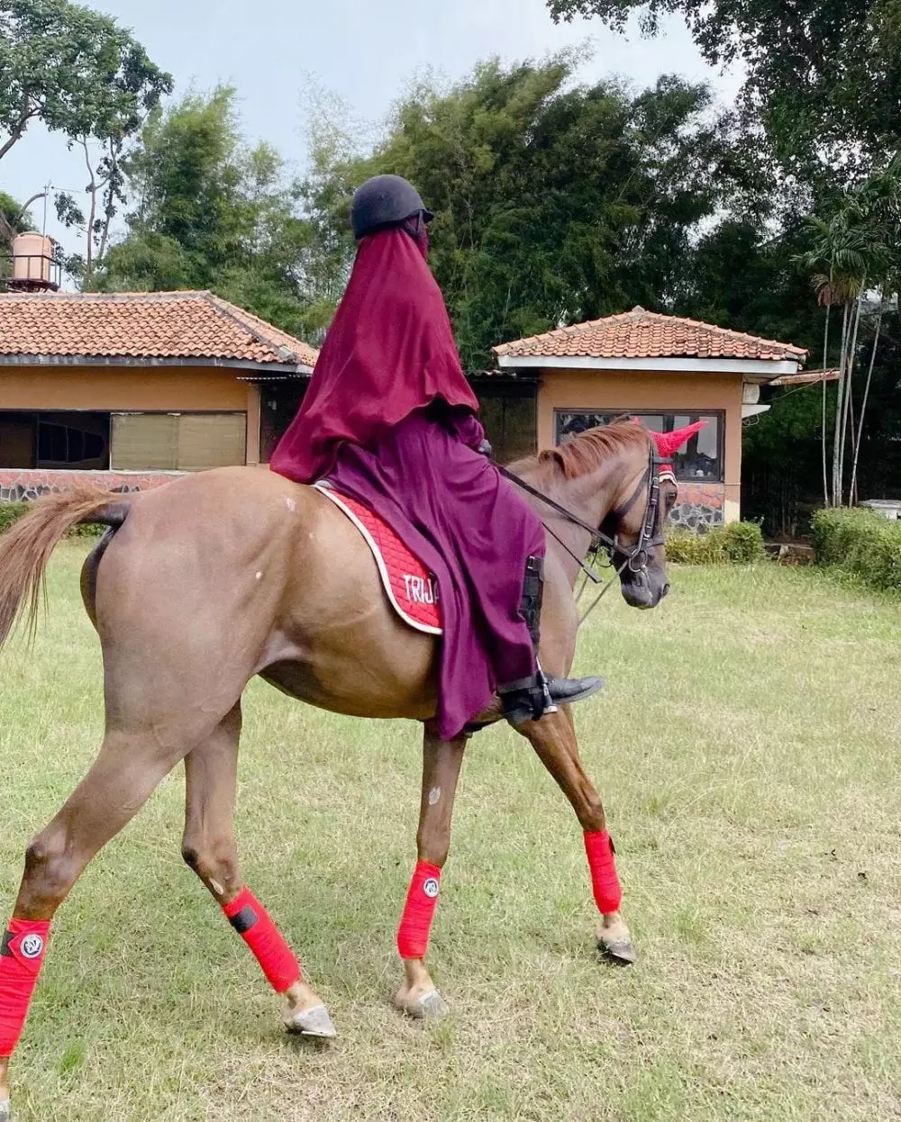 Gaya seleb berhijab saat berkuda Instagram