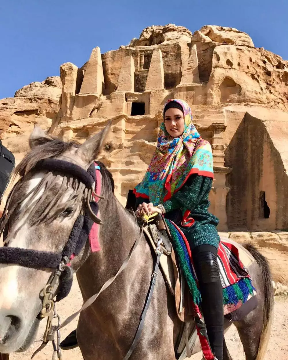 Gaya seleb berhijab saat berkuda Instagram