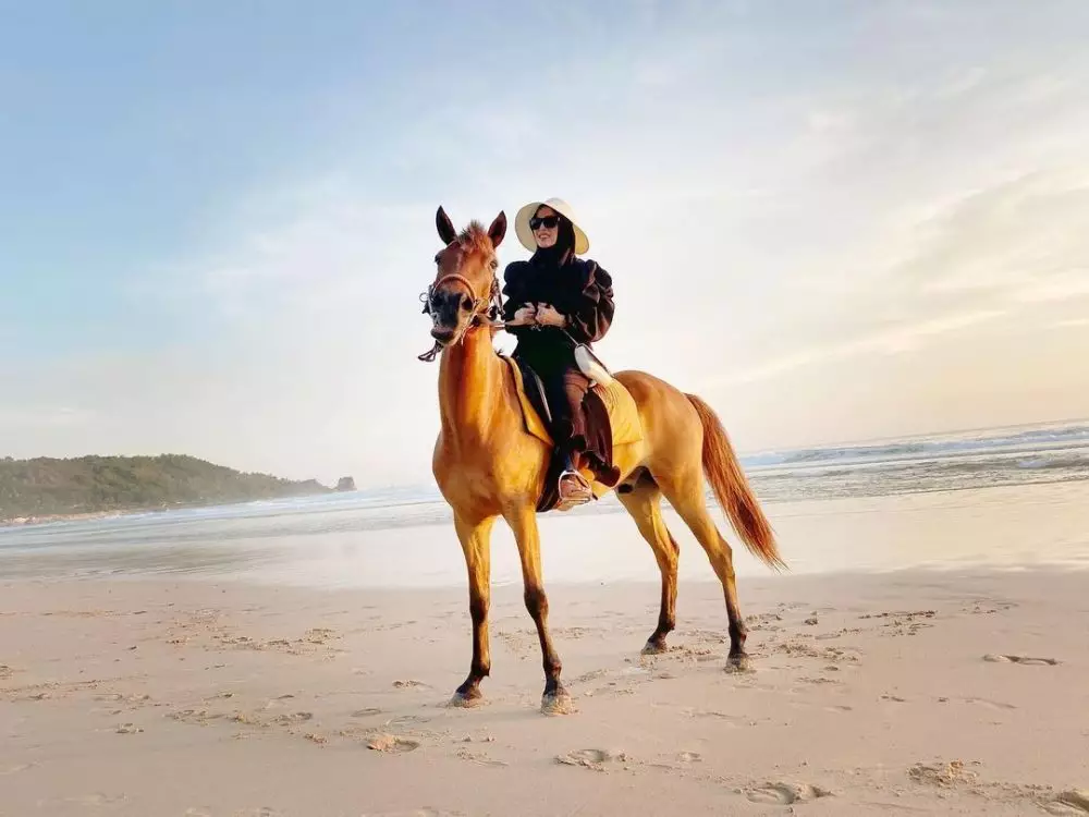 Gaya seleb berhijab saat berkuda Instagram