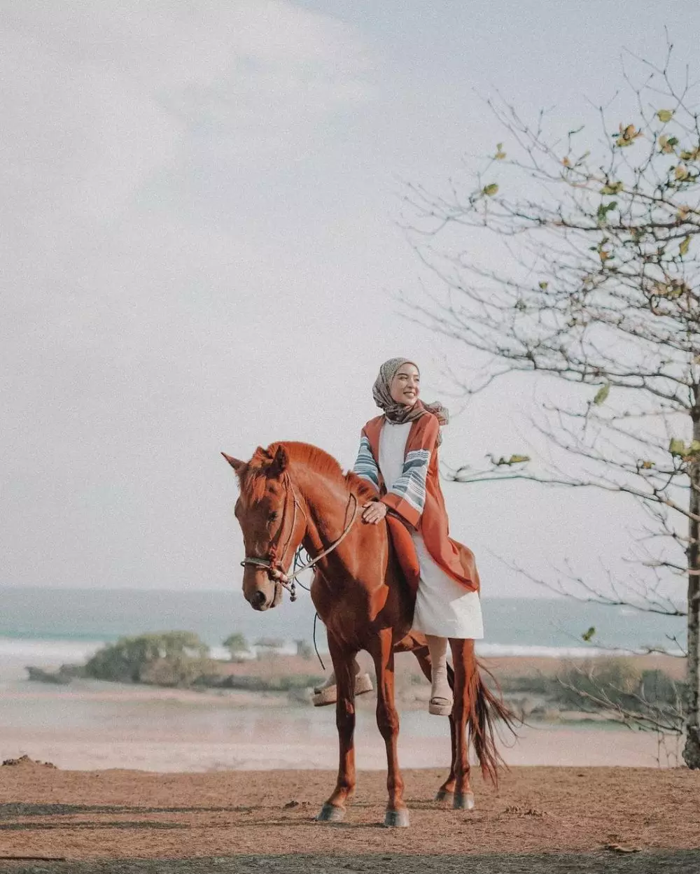 Gaya seleb berhijab saat berkuda Instagram