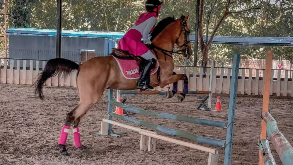 Gaya seleb berhijab saat berkuda Instagram