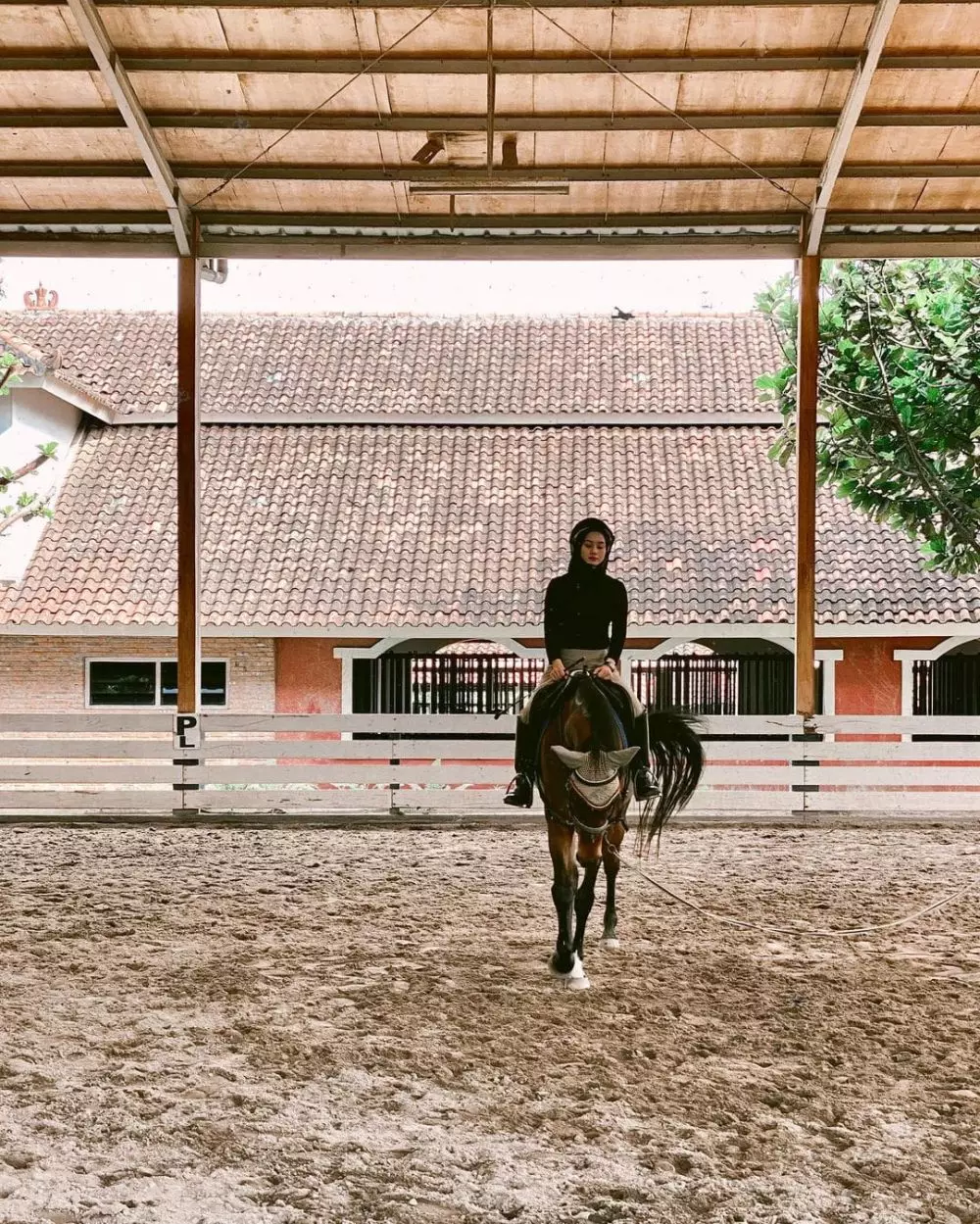 Gaya seleb berhijab saat berkuda Instagram