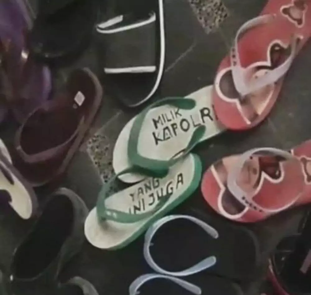 cara amankan sandal malah lucu © 1cak.com cara amankan sandal malah lucu © 1cak.com