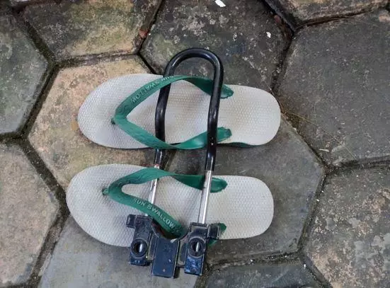 cara amankan sandal malah lucu © 1cak.com cara amankan sandal malah lucu © 1cak.com