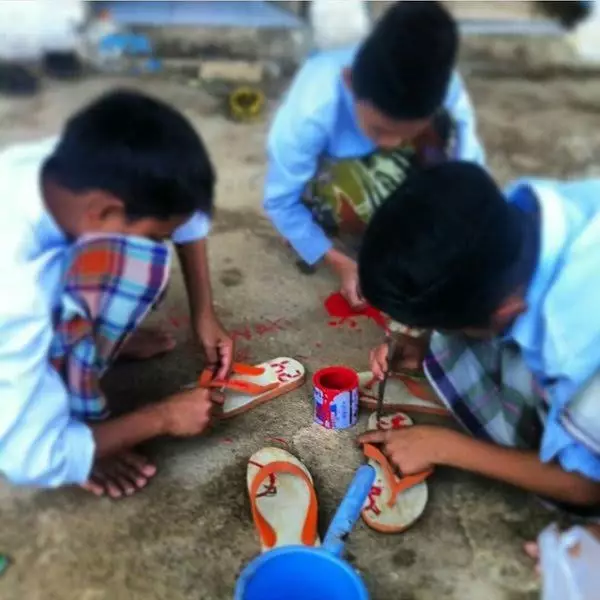 cara amankan sandal malah lucu © 1cak.com cara amankan sandal malah lucu © 1cak.com