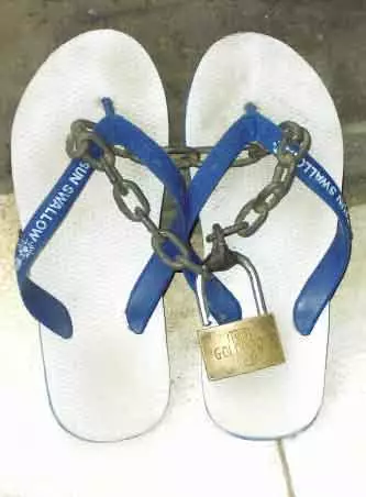 cara amankan sandal malah lucu © 1cak.com cara amankan sandal malah lucu © 1cak.com