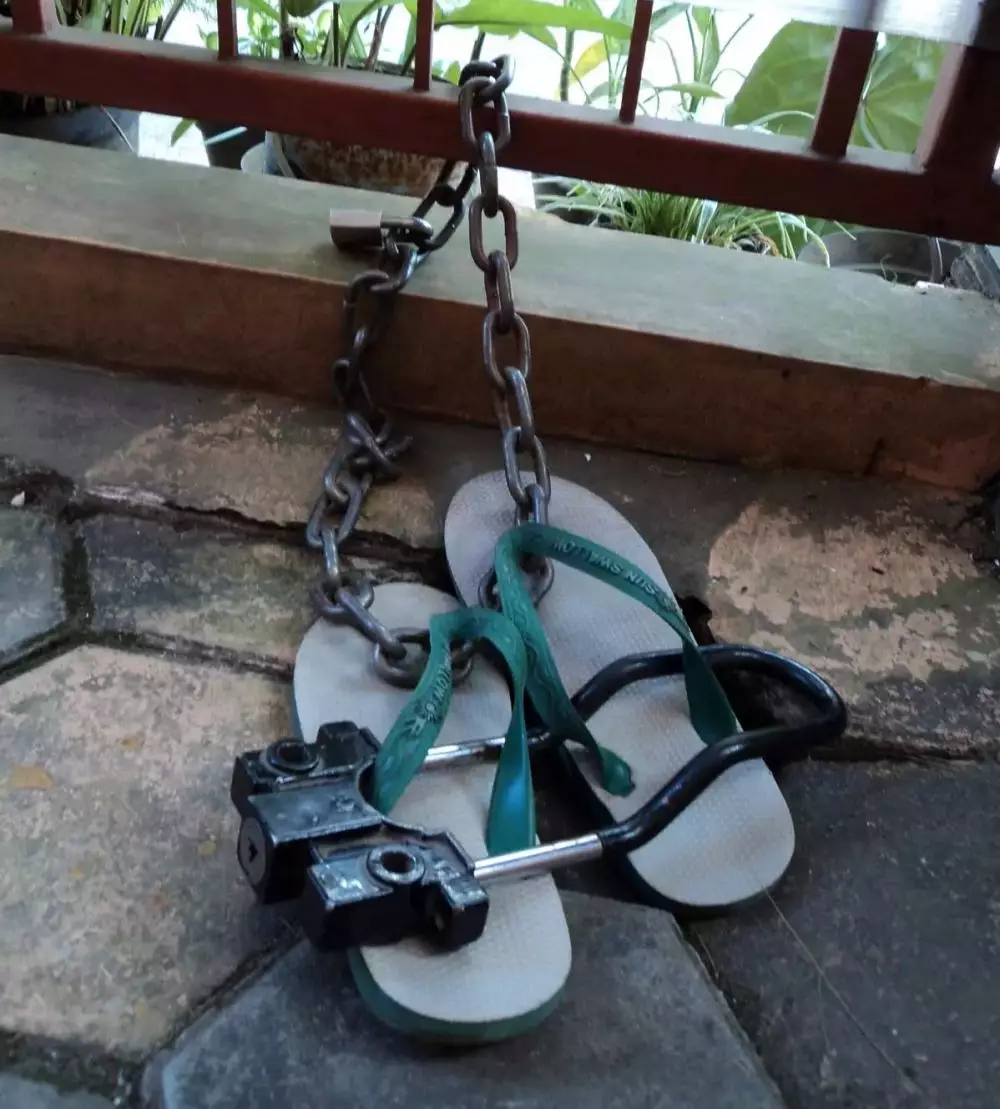 cara amankan sandal malah lucu © 1cak.com cara amankan sandal malah lucu © 1cak.com