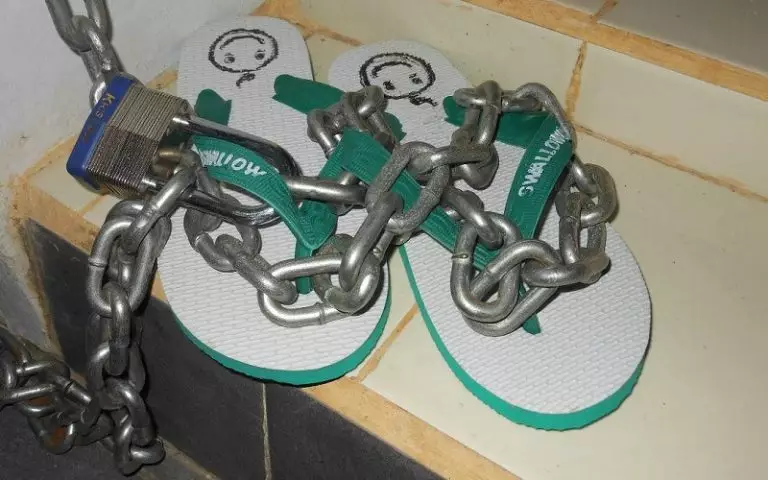 cara amankan sandal malah lucu © 1cak.com cara amankan sandal malah lucu © 1cak.com