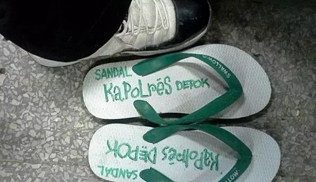 cara amankan sandal malah lucu © 1cak.com cara amankan sandal malah lucu © 1cak.com