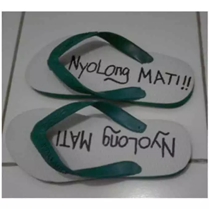 cara amankan sandal malah lucu © 1cak.com cara amankan sandal malah lucu © 1cak.com