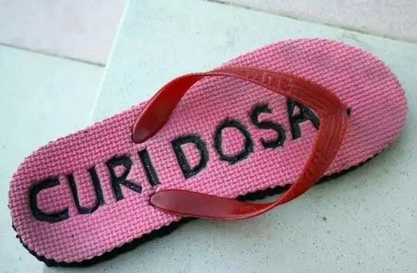 cara amankan sandal malah lucu © 1cak.com cara amankan sandal malah lucu © 1cak.com