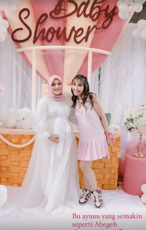 Gaya seleb di baby shower Aurel Hermansyah © berbagai sumber Gaya seleb di baby shower Aurel Hermansyah © berbagai sumber