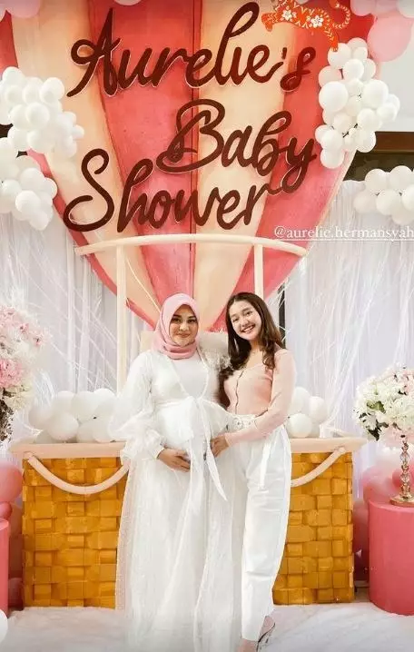 Gaya seleb di baby shower Aurel Hermansyah © berbagai sumber Gaya seleb di baby shower Aurel Hermansyah © berbagai sumber