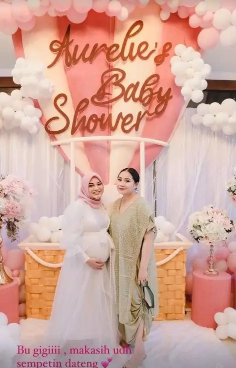 Gaya seleb di baby shower Aurel Hermansyah © berbagai sumber Gaya seleb di baby shower Aurel Hermansyah © berbagai sumber